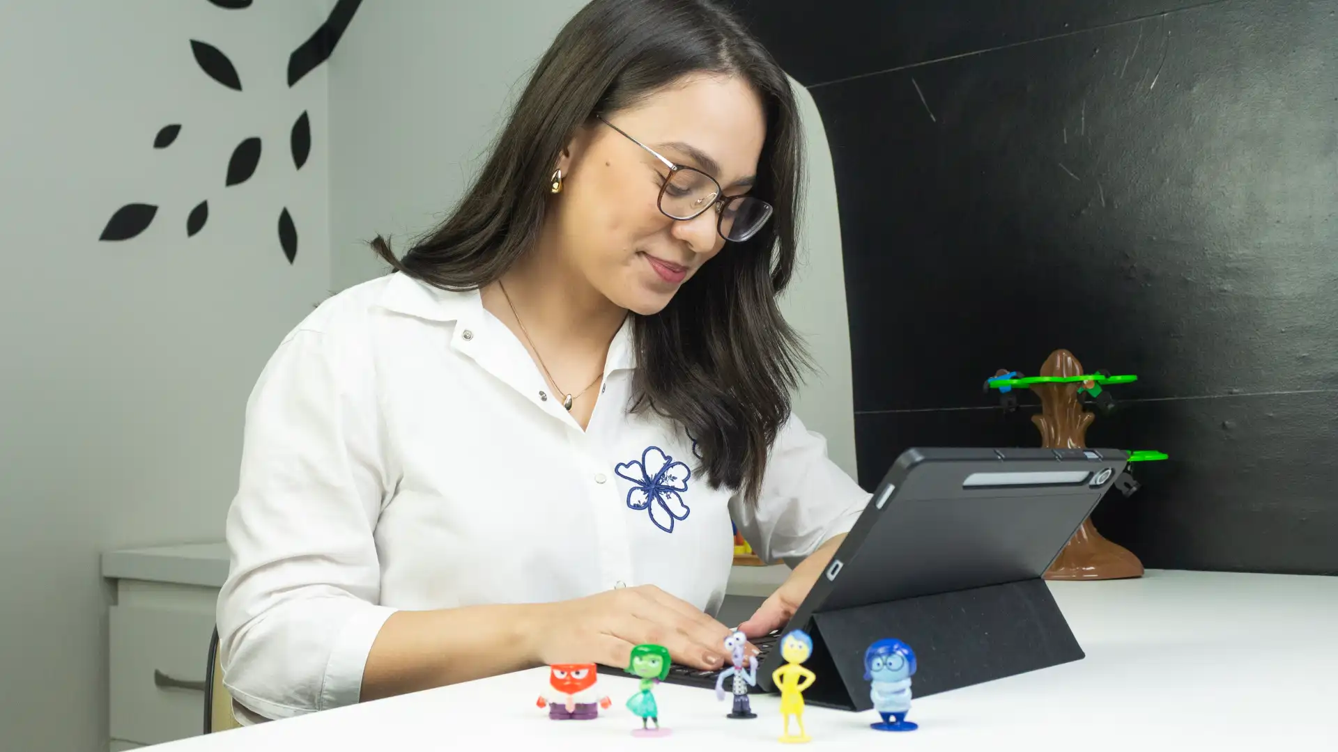 Maria Cecília, psicóloga clínica, em sala de atendimento do CDIF