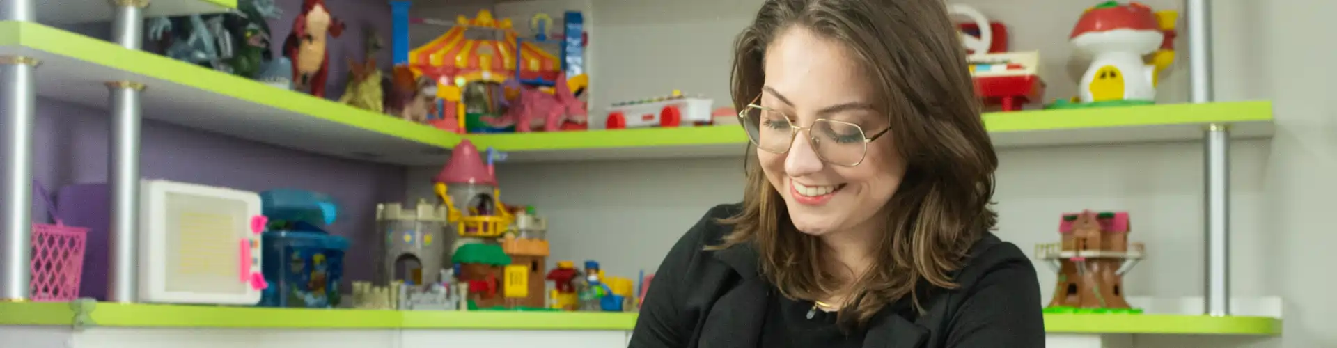 Profissional do CDIF em sala de atendimento infantil