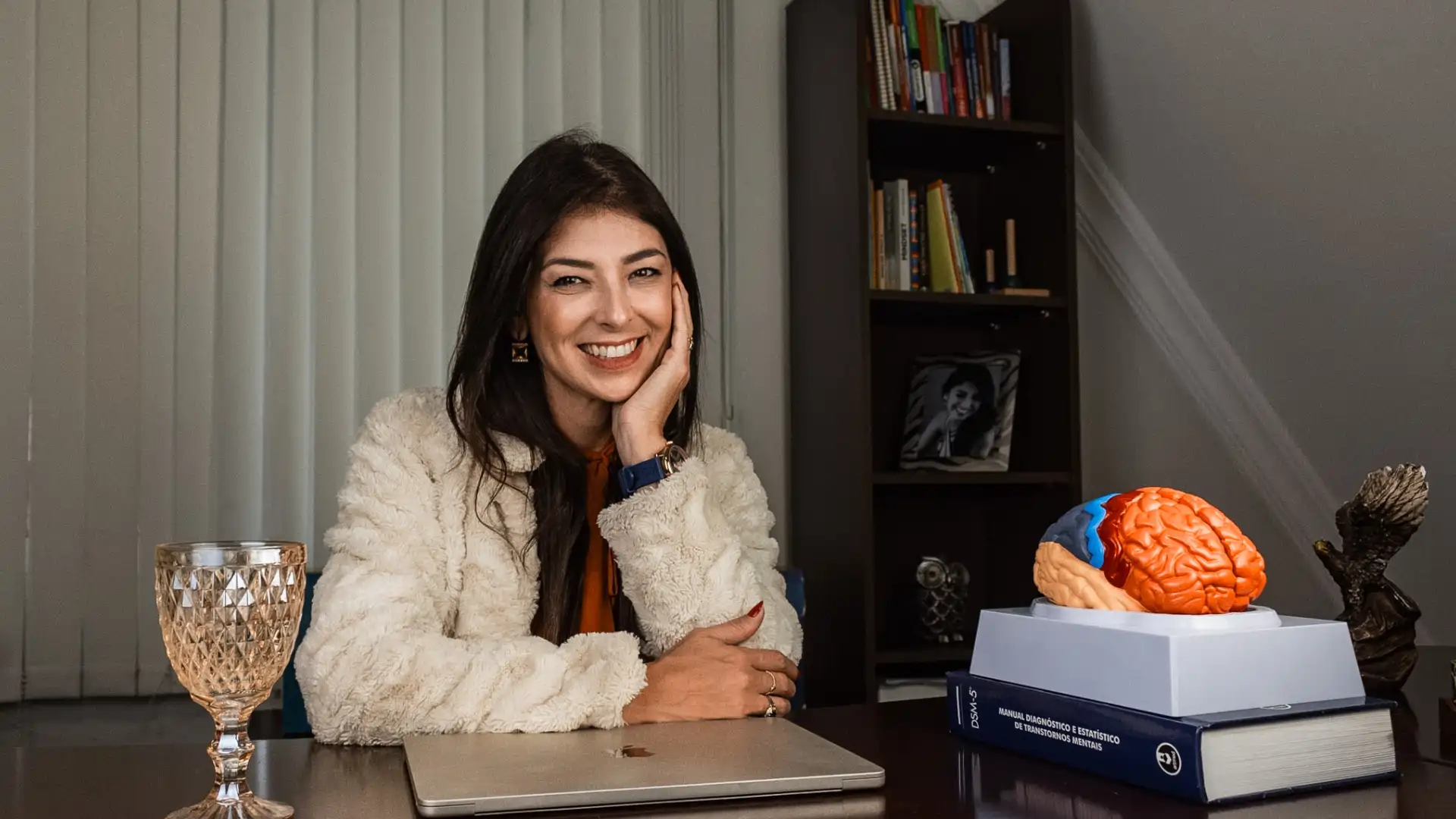 Vanessa Castro, fundadora e diretora, psicóloga, psicopedagoga e terapeuta familiar e de casal, em sala de atendimento do CDIF
