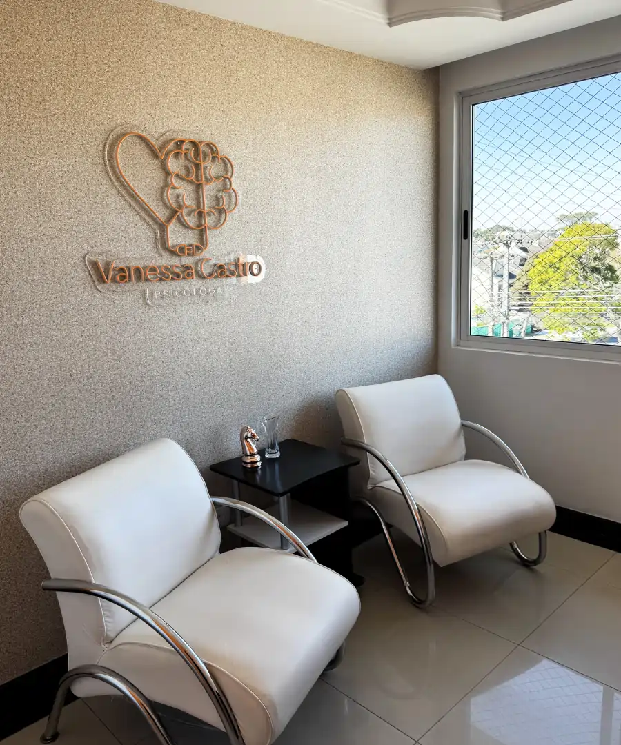 Recepção do CDIF, com duas poltronas brancas e mesa de apoio