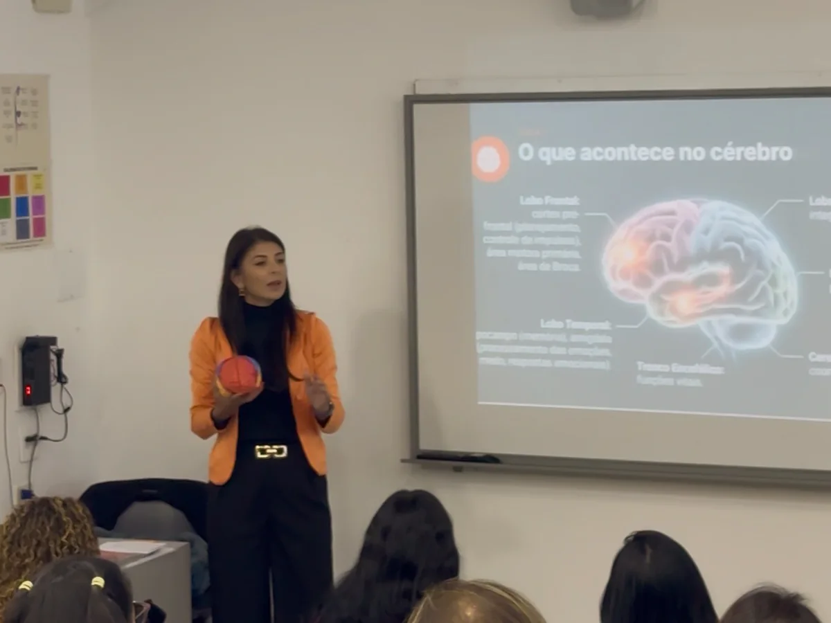 Vanessa Castro apresenta como o cérebro reage durante a desregulação para profissionais da educação