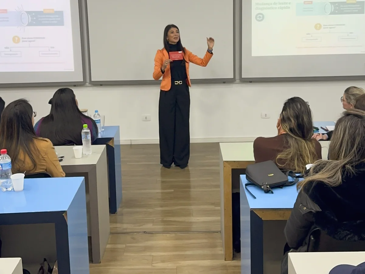 Vanessa Castro conduz uma formação sobre respostas a situações de crise com profissionais da educação