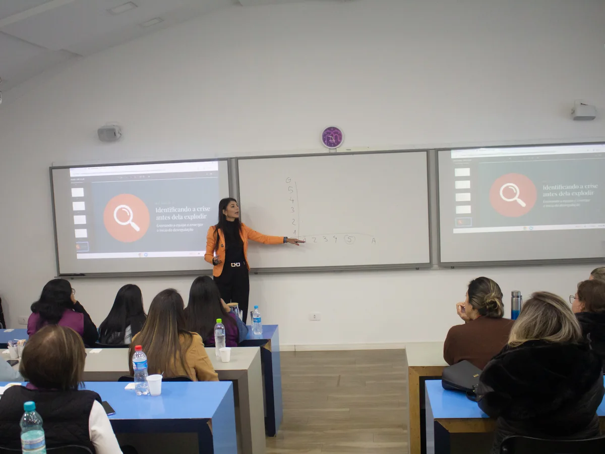 Vanessa Castro apresenta como identificar sinais iniciais de uma crise para profissionais da educação